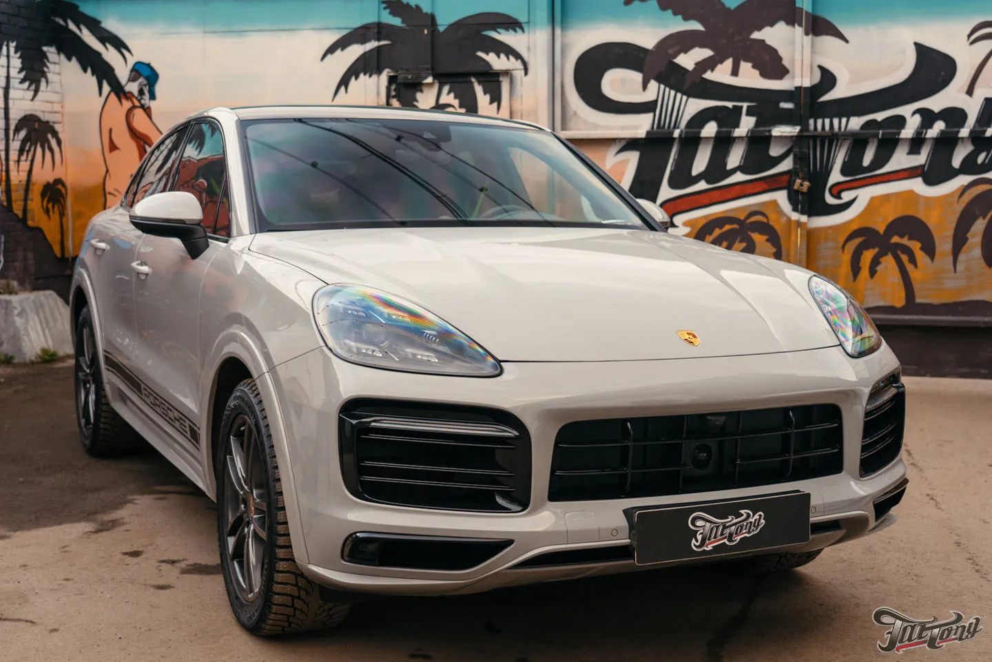 Цветные ремни, окрас суппортов и оклейка лобового стекла на Porsche Cayenne